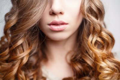 Биозавивка волос на средние волосы: крупные локоны. Описание с фото, выбор средства, щадящая формула, размер завитка и особенности ухода после процедуры