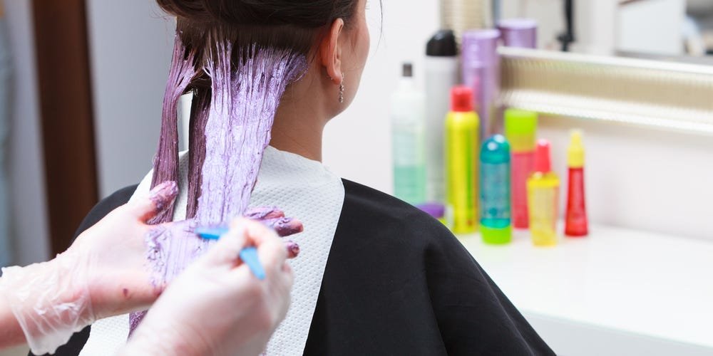 процесс окрашивания волос