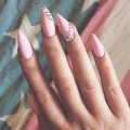 Розовый маникюр со стразами на длинные ногти