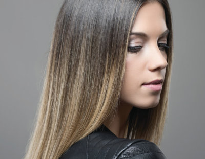Светлый низ, темный верх волос: техника покраски волос в два цвета