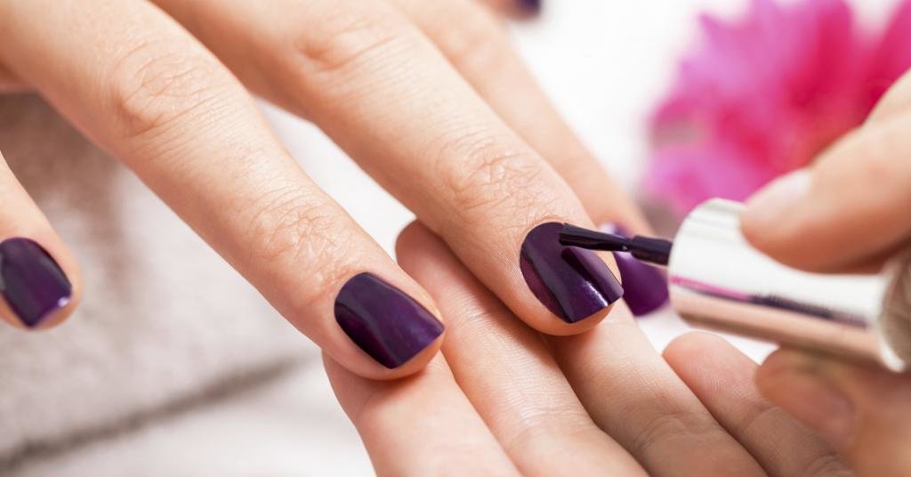 Фиолетовый лак для ногтей