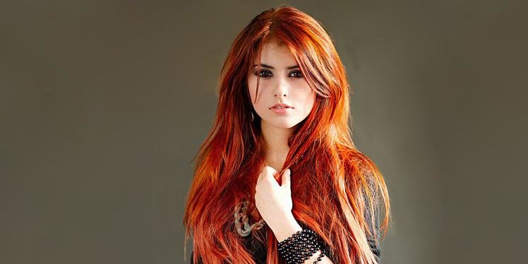 Девушка со светло-красными волосами