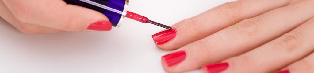 Красный цвет для визуально удлинения ногтей