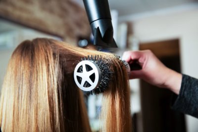Как выпрямить волосы феном: правила и способы